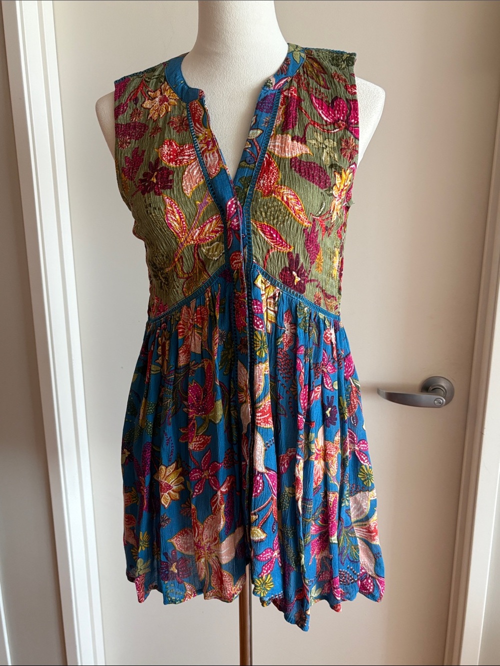 Anthropologie Nia Tunic Top XS Floral Mixed Print Blue Green Split V-Neck NWT